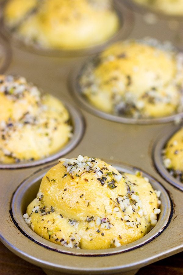 https://spicedblog.com/wp-content/uploads/2016/11/Muffin-Tin-Garlic-Knots1-600x900.jpg