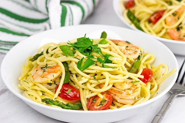 Spaghetti with White Wine Garlic Sauce | Easy weeknight meal