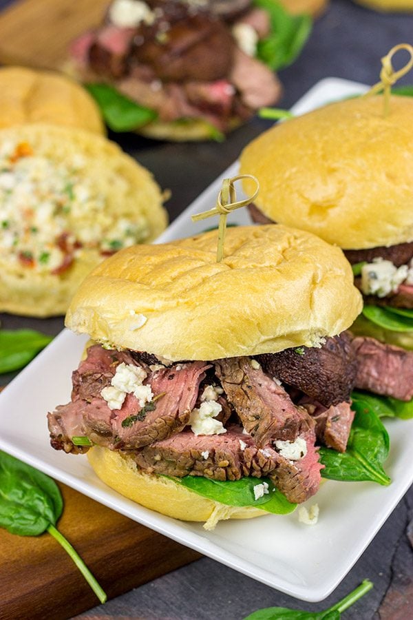 estes bifes com manteiga de queijo azul e cogumelos grelhados merecem absolutamente um lugar no seu menu de grelhamento de Verão!Sliders de bife com manteiga de queijo azul