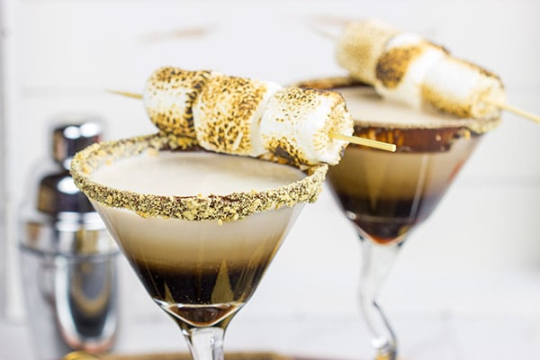 Whether serving this S'mores Martini next to a campfire or just on the back porch, it'll be the talk of the party!  Cheers to fun summer drinks!