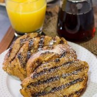 ¡Encienda esa parrilla y comience su día con un delicioso comienzo!  Esta tostada francesa a la parrilla es una forma divertida (y sabrosa) de disfrutar el desayuno a la parrilla.