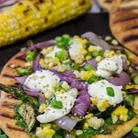 Estos panes planos de verduras a la parrilla son una receta deliciosa (y fácil) para el verano.  ¡Siéntase libre de usar cualquier verdura que esté en el jardín o en oferta!