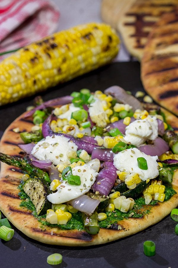 Estos panes planos de verduras a la parrilla son una receta deliciosa (y fácil) para el verano.  ¡Siéntase libre de usar cualquier verdura que esté en el jardín o en oferta!