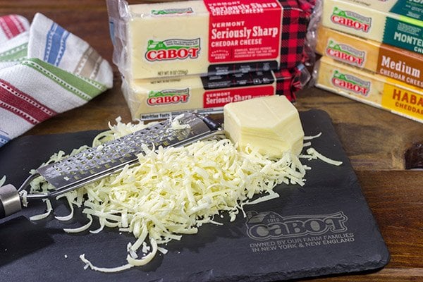Looking for a fun (and tasty!) bread recipe?  Bake up a loaf of this Cheesy Garlic Pull Apart Bread...and then have fun peeling off layer after layer of cheesy bread!