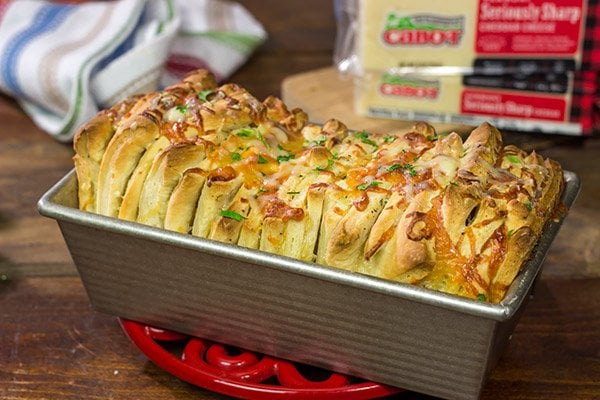 Looking for a fun (and tasty!) bread recipe?  Bake up a loaf of this Cheesy Garlic Pull Apart Bread...and then have fun peeling off layer after layer of cheesy bread!