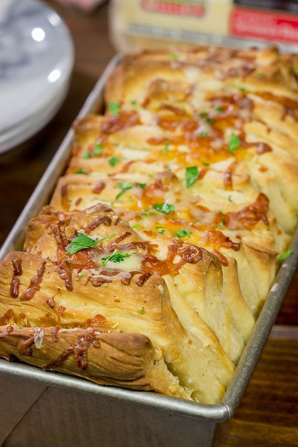 Looking for a fun (and tasty!) bread recipe?  Bake up a loaf of this Cheesy Garlic Pull Apart Bread...and then have fun peeling off layer after layer of cheesy bread!