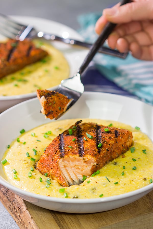 Cubiertos con una pieza llena de sabor de salmón a la parrilla cajún, ¡estas sémolas de jalapeño con queso son deliciosas!  ¡Estas no son las sémolas de la abuela!