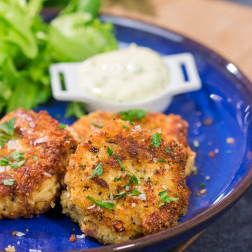 These Salmon Cakes are crunchy on the outside and tender on the inside. Serve these on top of a salad or next to steamed veggies for an easy dinner recipe!