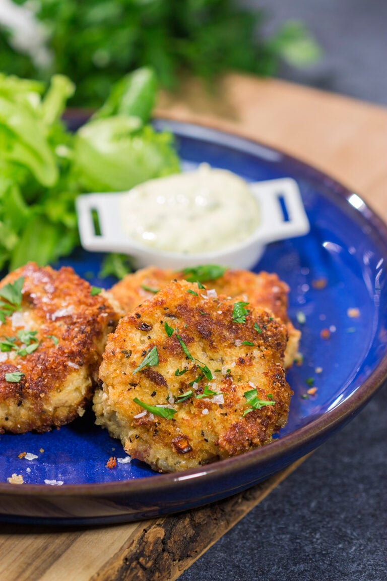 These Salmon Cakes are crunchy on the outside and tender on the inside. Serve these on top of a salad or next to steamed veggies for an easy dinner recipe!