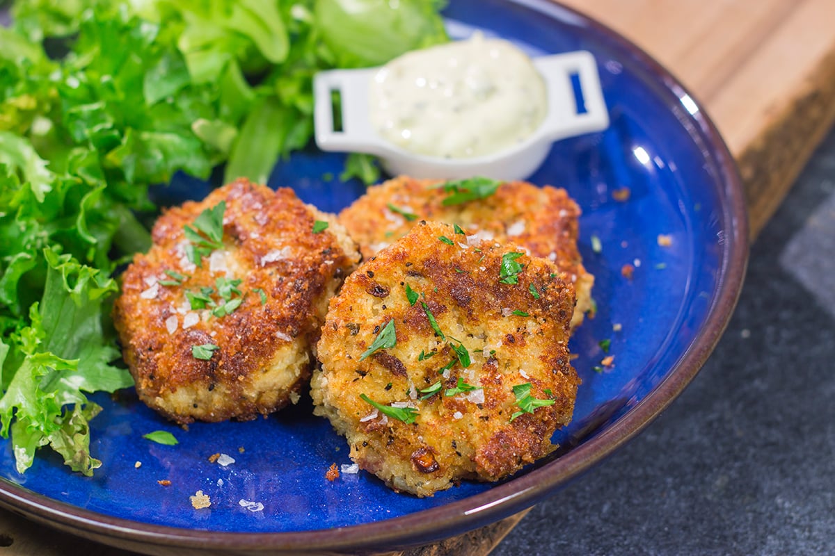 These Salmon Cakes are crunchy on the outside and tender on the inside. Serve these on top of a salad or next to steamed veggies for an easy dinner recipe!