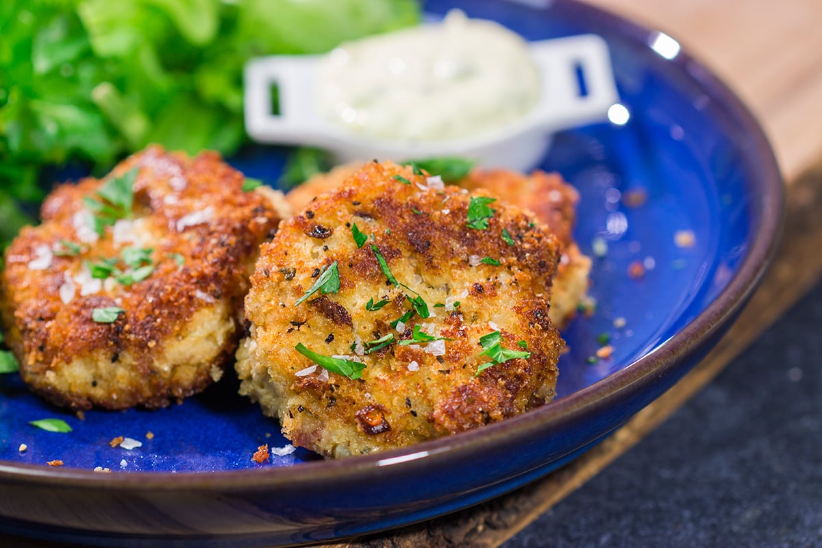 These Salmon Cakes are crunchy on the outside and tender on the inside. Serve these on top of a salad or next to steamed veggies for an easy dinner recipe!